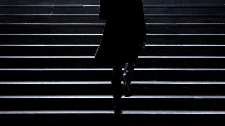 Laiptais lipanti moteris | BITĖ