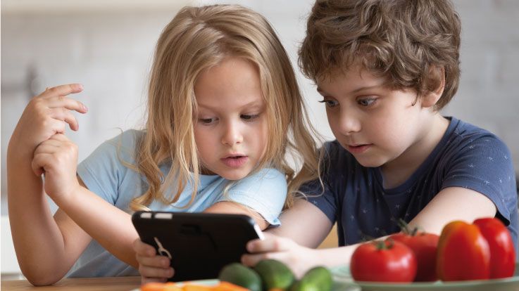 Vaikai žaidžia telefonu ir valgo | BITĖ